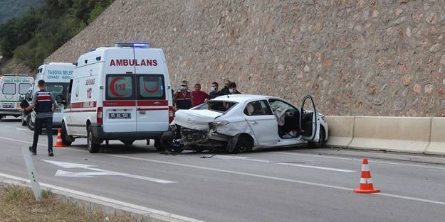Kamyonet ile otomobil çarpıştı: Ölüler ve yaralılar var