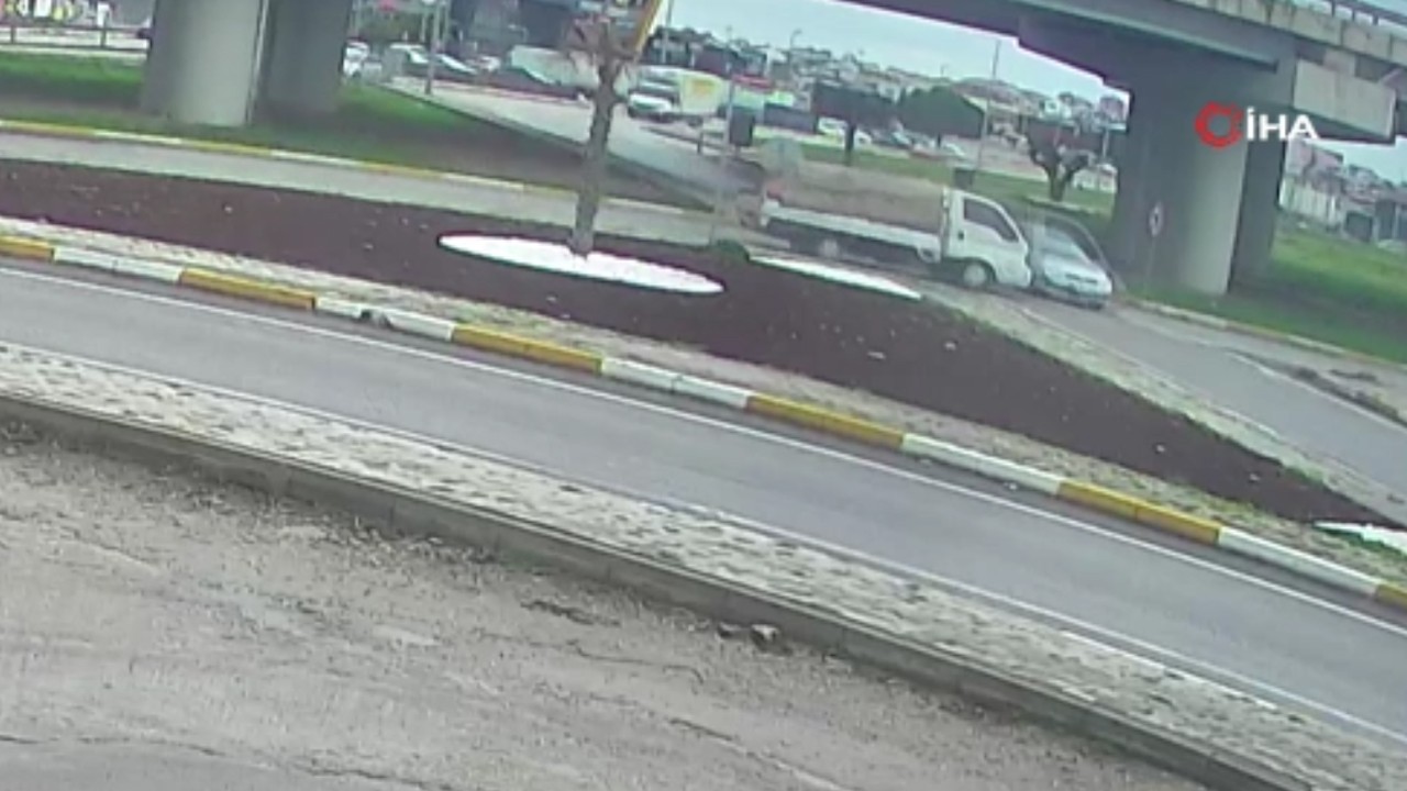 Kamyonet ile otomobil feci çarpıştı! O anlar kamerada