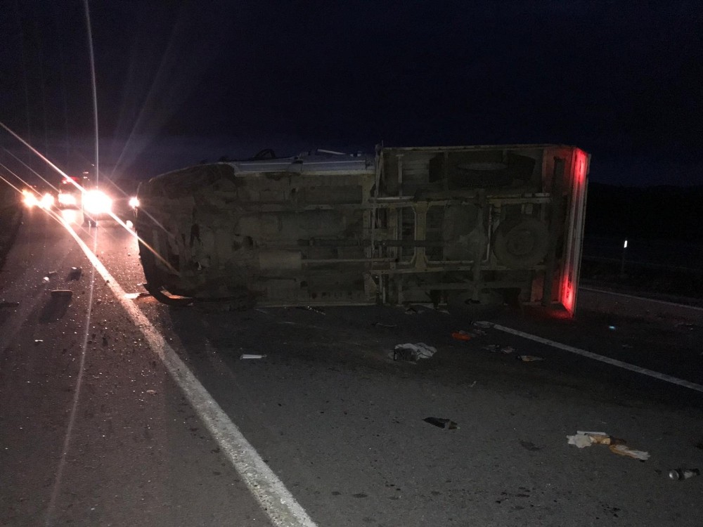 Kamyonet karşı yola geçerek devrildi: 1 ölü, 3 yaralı 