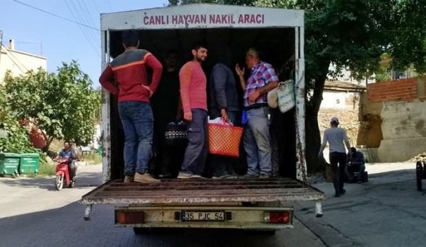 Kamyonet kasasında 23 işçi taşıyan sürücüye ceza kesildi