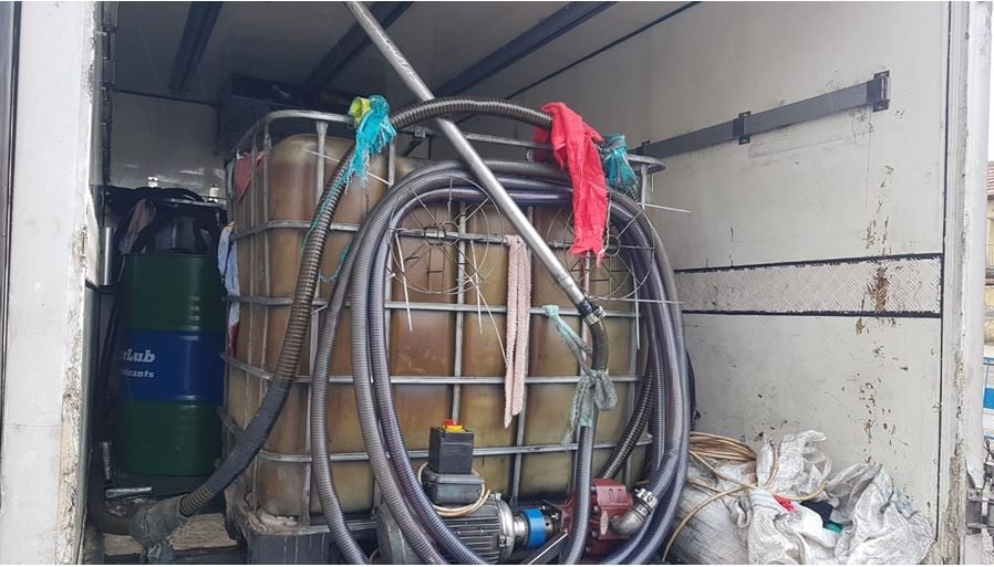 Kamyonet kasasında 3 bin litre karışımlı kaçak akaryakıt ele geçirildi 