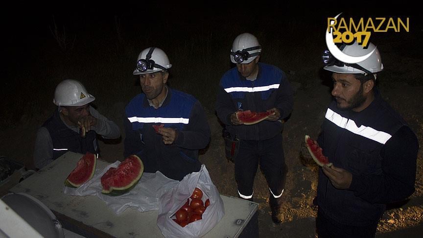 Kamyonet kasasında sahur yapıyorlar