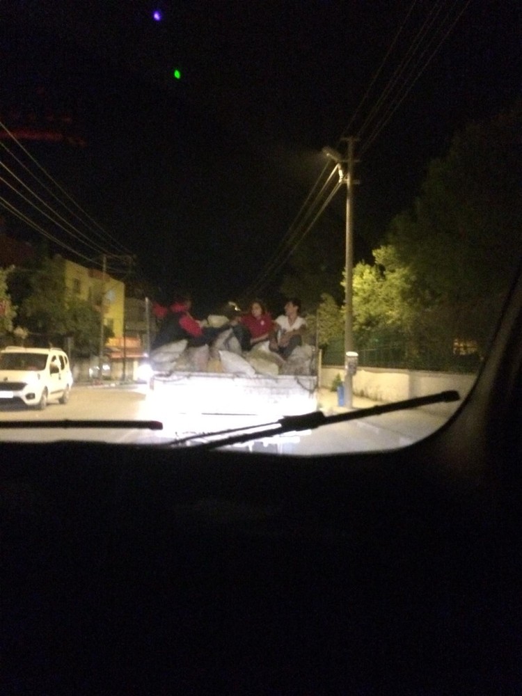 Kamyonet kasasında tehlikeli yolculuk 