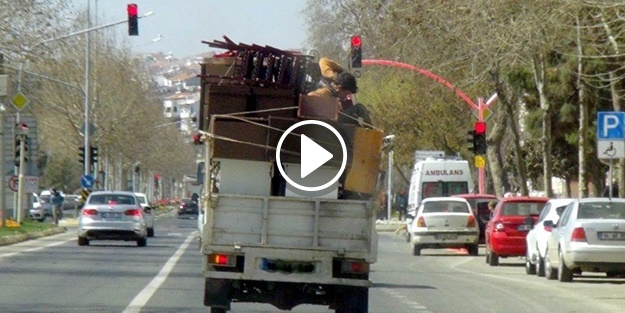 Kamyonet kasasında tehlikeli yolculuk
