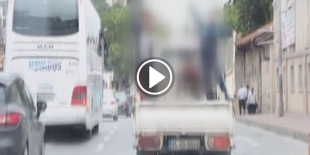 Kamyonet kasasında tehlikeli yolculuk