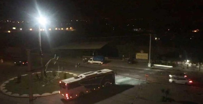 Kamyonet kasasından kaçan dana trafiği tehlikeye soktu