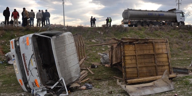 Kamyonet kavşakta devrildi