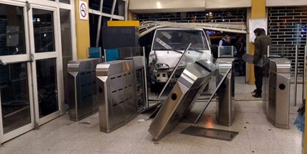 Kamyonet metro durağına daldı!
