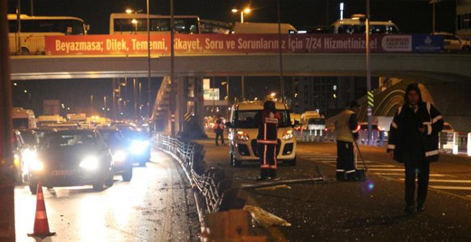 Kamyonet metrobüs yoluna daldı: Seferler tek şeritten yapılıyor