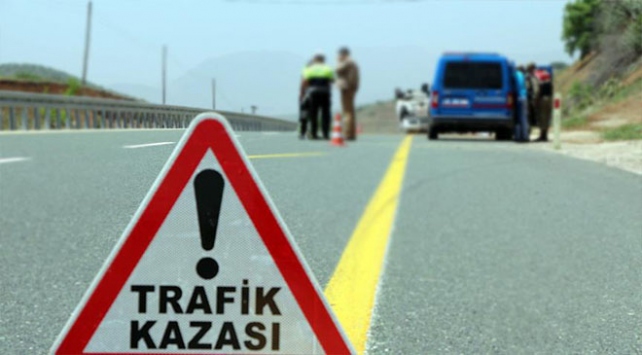 Kamyonet, motosiklete çarptı: 1 ölü, 4 yaralı