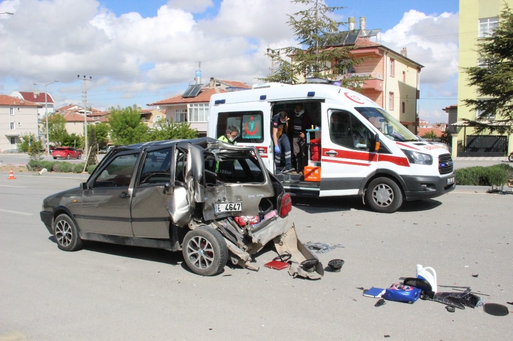 Kamyonet otomobile arkadan çarptı: 1 yaralı 