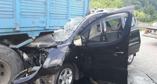 Kamyonet park halindeki kamyona çarptı: 1 kişi yaralı