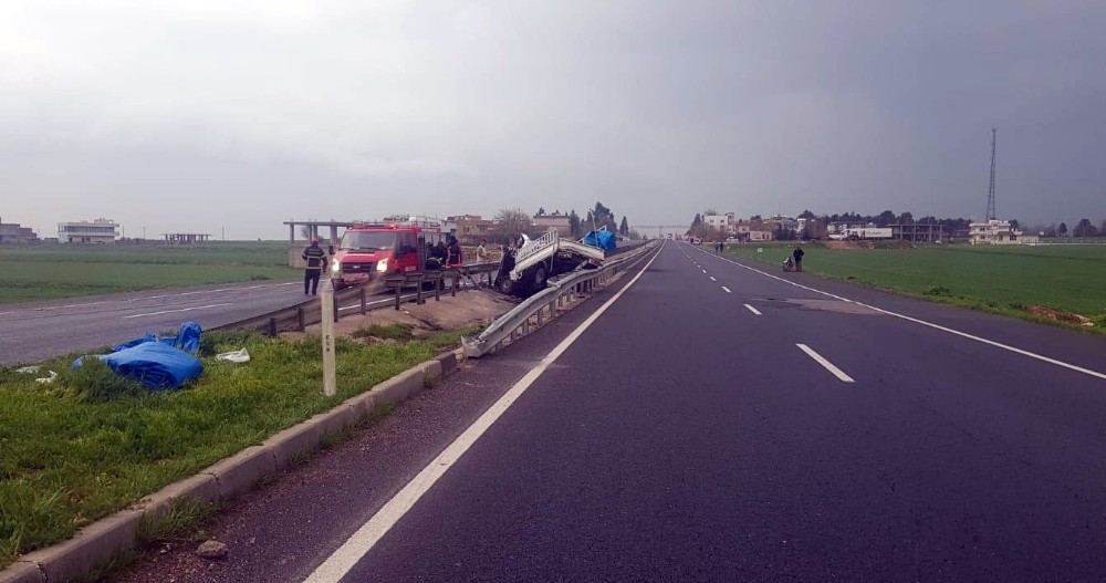 Kamyonet refüjdeki bariyerlere çarptı: 1 ölü, 1 yaralı 