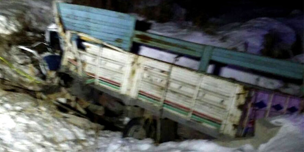 Kamyonet şarampole devrildi