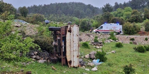 Kamyonet şarampole yuvarlandı: 1 ölü, 1 yaralı
