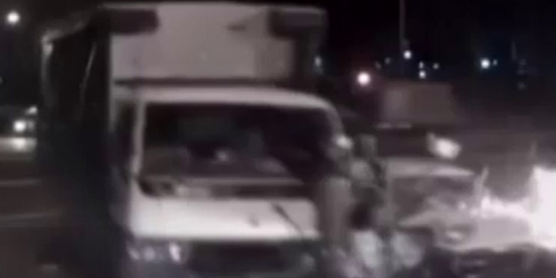 Kamyonet sürücüsü camdan fırladı!