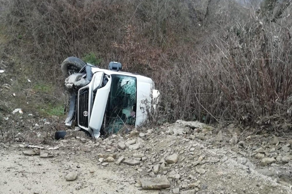 Kamyonet takla attı: 2 yaralı 