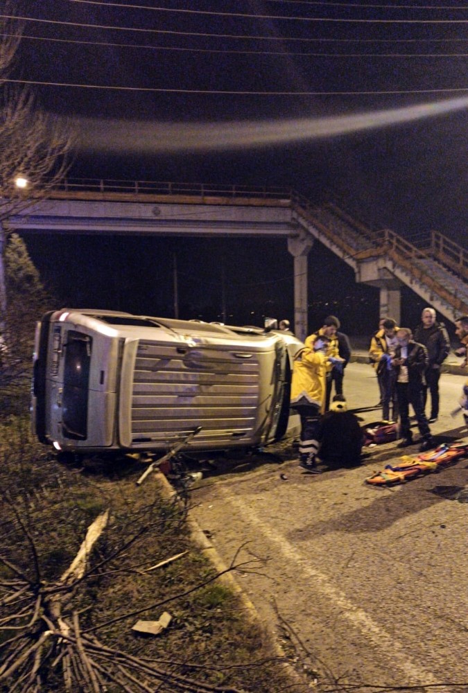 Kamyonet takla attı, şoför ölümden döndü 