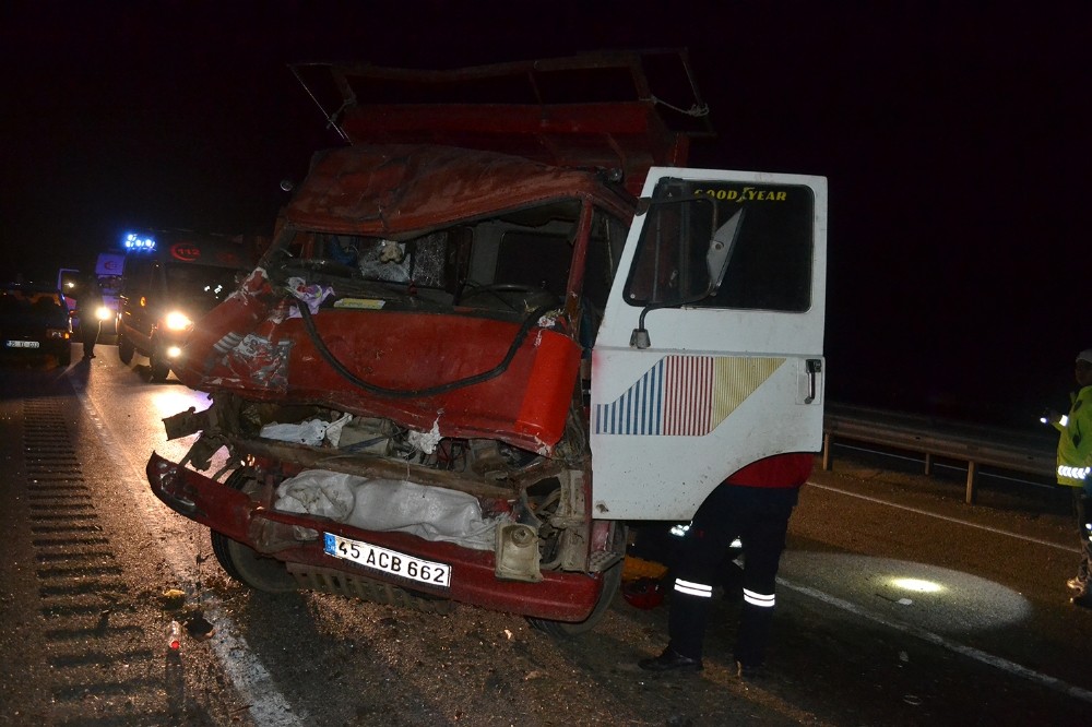 Kamyonet tıra çarptı: 1 ölü, 2 yaralı 