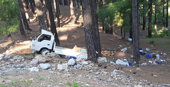 Kamyonet uçuruma yuvarlandı: 2 kişi öldü, 2 kişi yaralandı