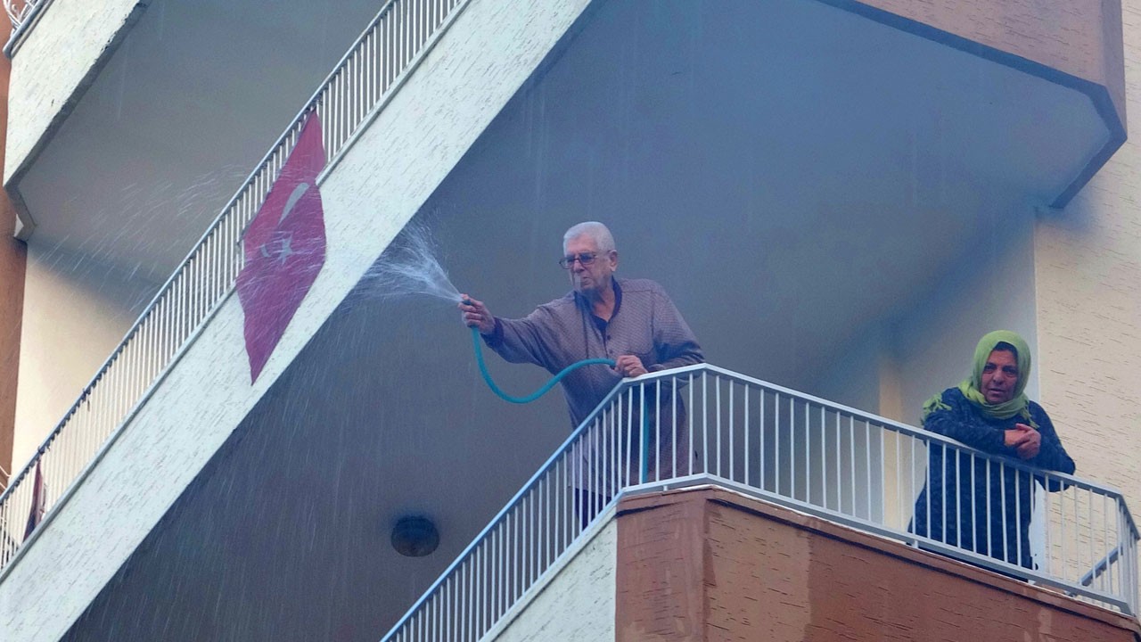 Kamyonet yandı, mahalle ayağa kalktı! Alevleri balkondan böyle söndürdüler