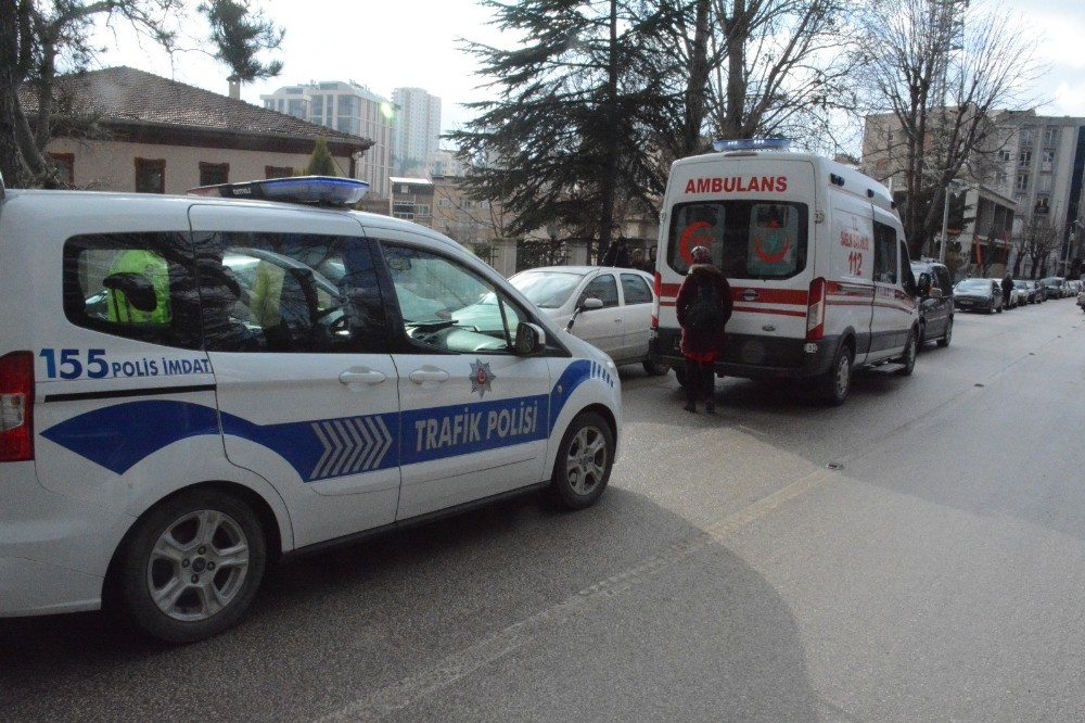 Kamyonet yayaya çarptı; yaya yaralandı 