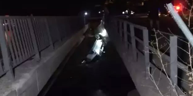 Kamyonet yol ile köprü arasına uçtu