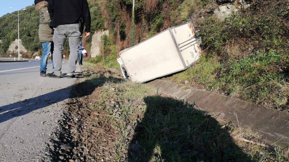 Kamyonet yoldan çıkıp su kanalına devrildi 