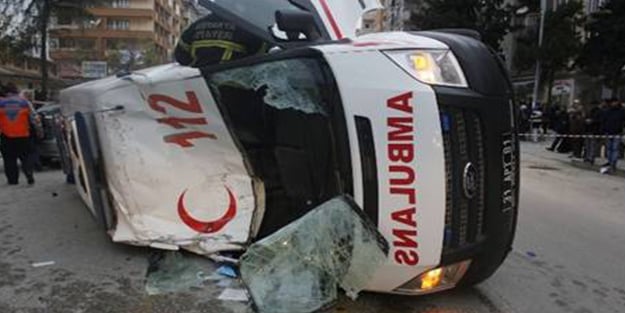 Kamyonete çarpan ambulans devrildi: 6 yaralı