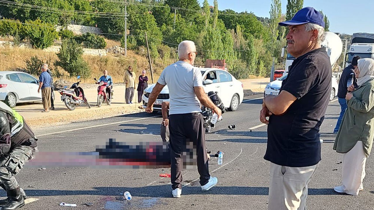 Kamyonete çarpan motosikletli yaşam savaşını kaybetti