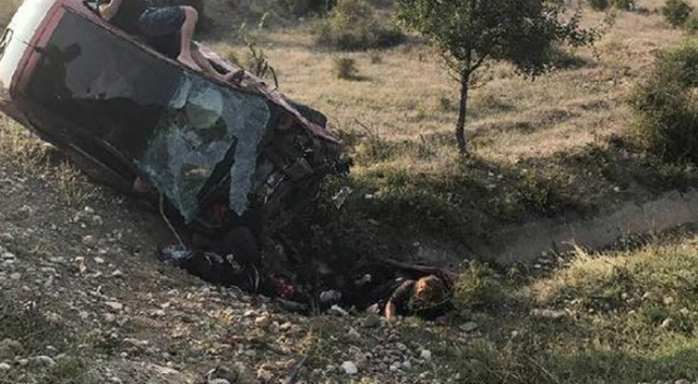 Kamyonete çarpan otomobil şarampole yuvarlandı