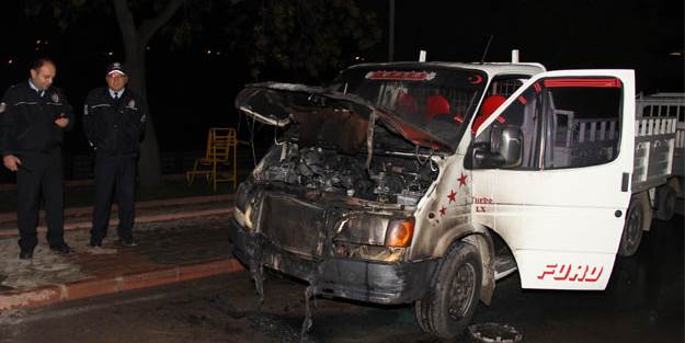 Kamyoneti benzin döküp yaktılar