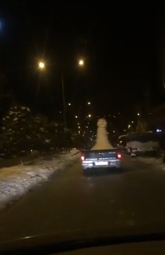 Kamyonetin arkasına yaptığı kardan adamla şehir turu attı 