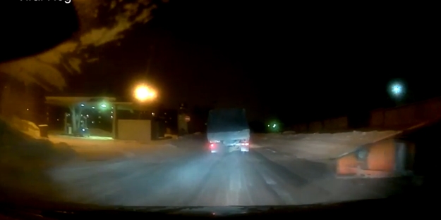 Kamyonetin arkasından bir anda yola atladı!../VİDEO