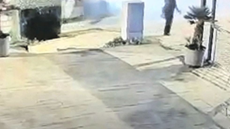Kamyonetin çarptığı adam 15 metre savruldu! Tam 10 gündür komada!