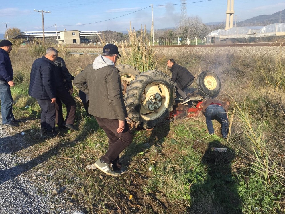 Kamyonetin çarptığı traktör şarampole yuvarlandı: 1’i ağır 3 yaralı 