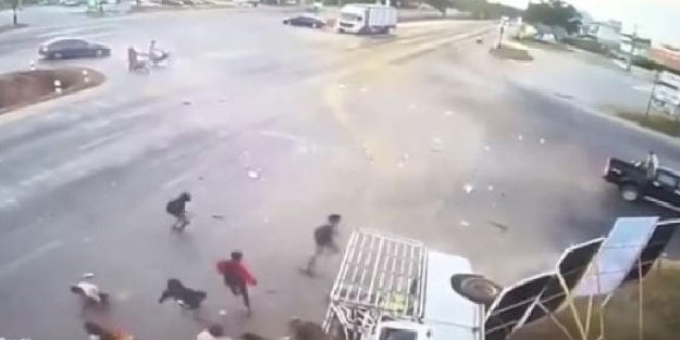 Kamyonetin karıştığı kazada, kasadaki 18 yolcu yola savruldu