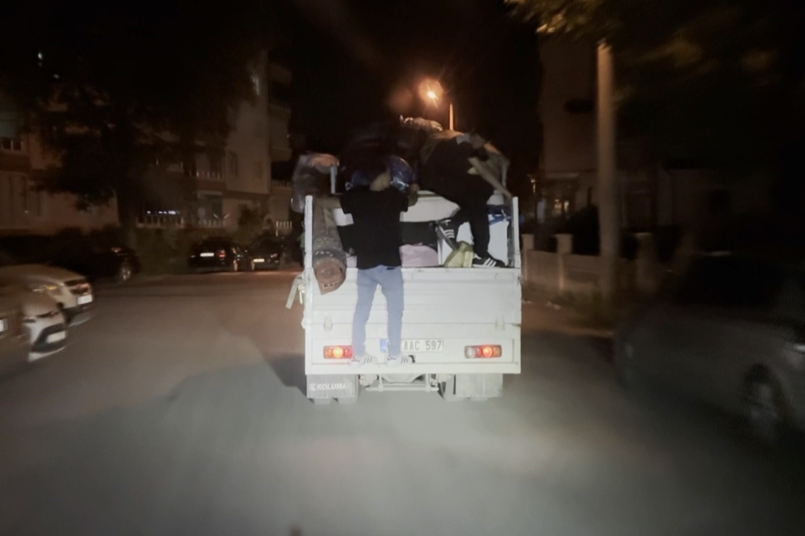 Kamyonetin kasasında tehlikeli yolculuk! Canlarını hiçe saydılar