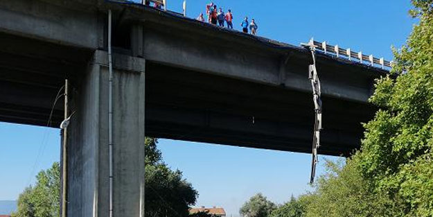 Kamyonetle çarpışan kamyon viyadükten düştü: 1 ölü, 1 yaralı
