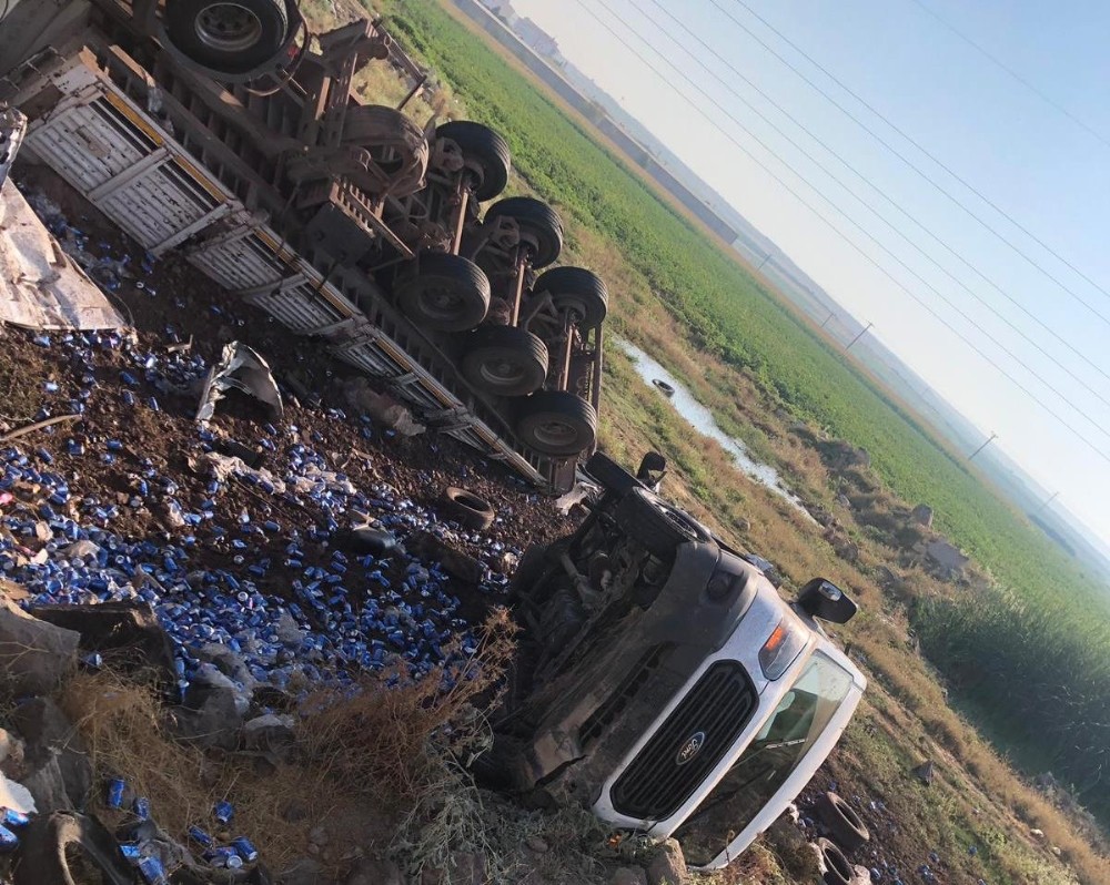 Kamyonetle çarpışan tır takla attı: 1 yaralı 