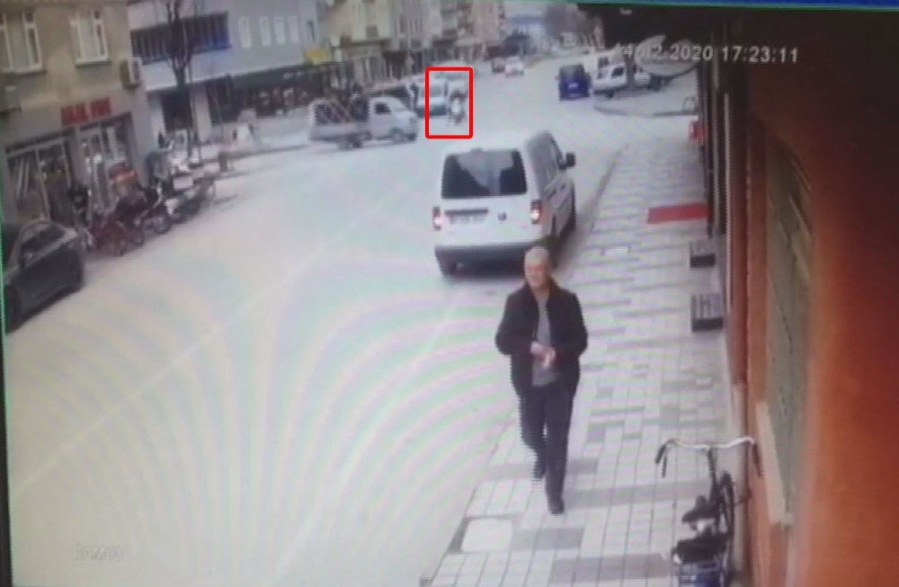 Kamyonetle motosiklet böyle çarpıştı 