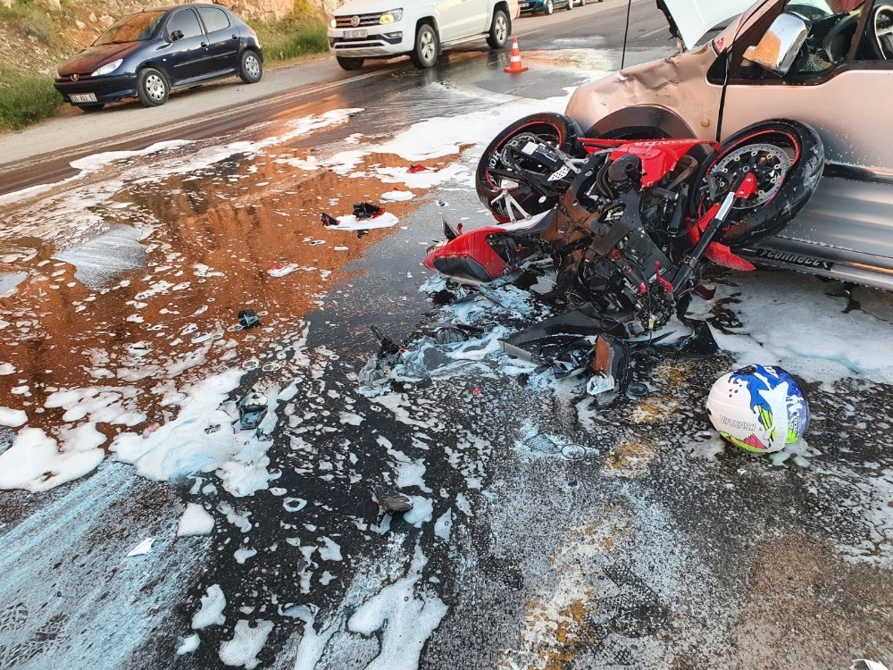 Kamyonetle motosiklet çarpıştı: 2 yaralı 