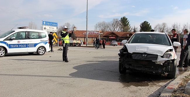 Kamyonet ile otomobil çarpıştı: 1 yaralı