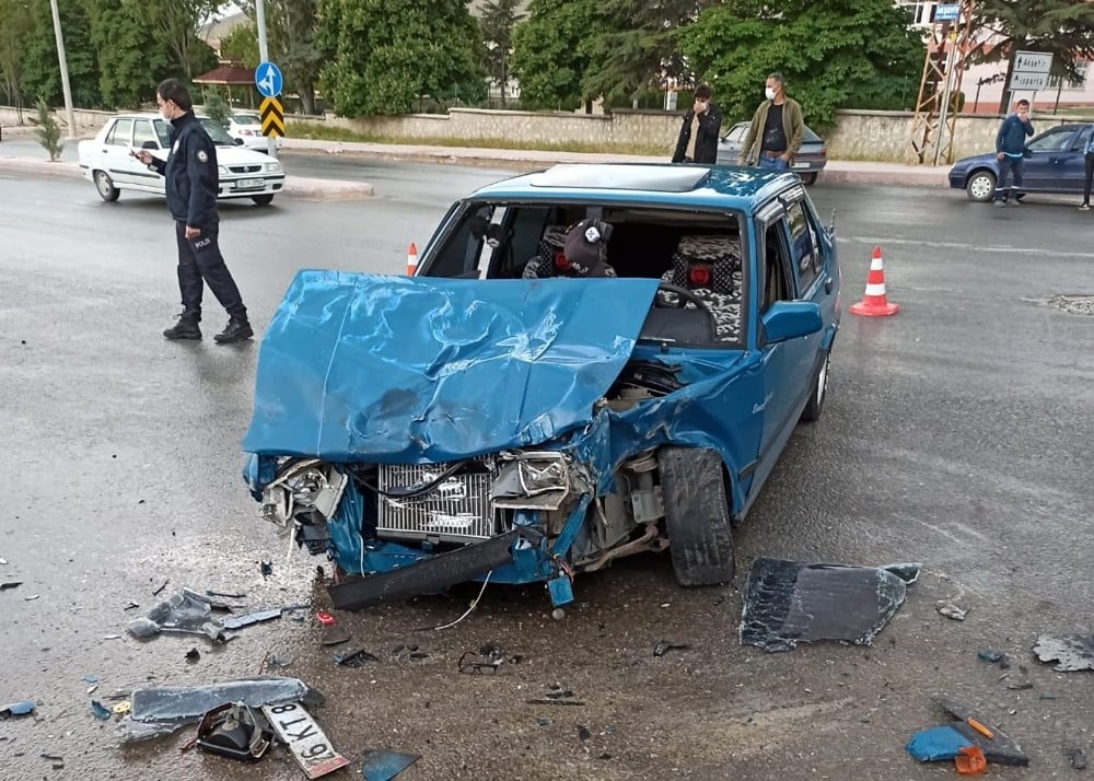 Kamyonetle otomobil çarpıştı: 2 yaralı 