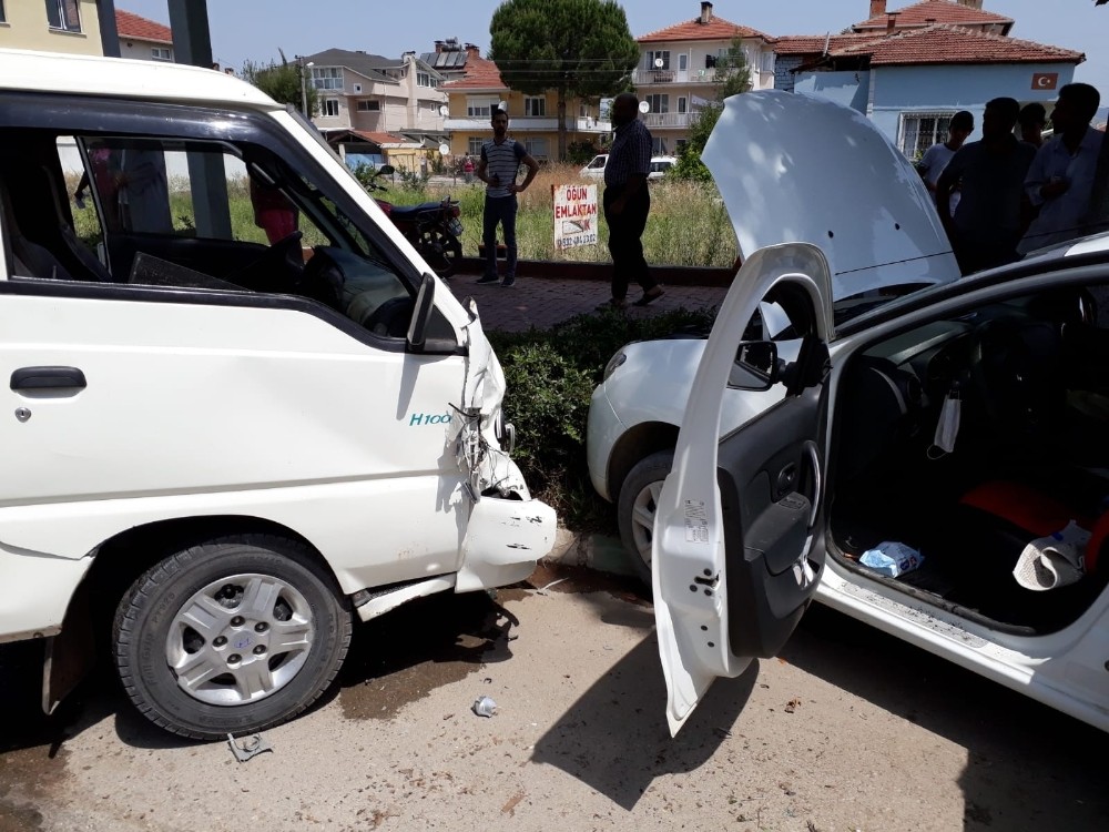 Kamyonetle otomobil çarpıştı: 7 yaralı 