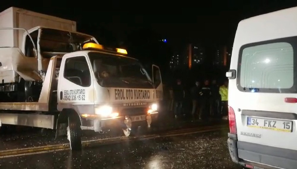 Kamyonetle panelvan araç kafa kafaya çarpıştı: 4 yaralı 