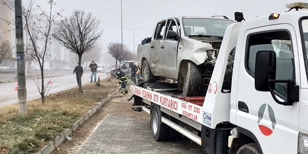 Kamyonetle pikap birbirine girdi: Çok sayıda yaralı var