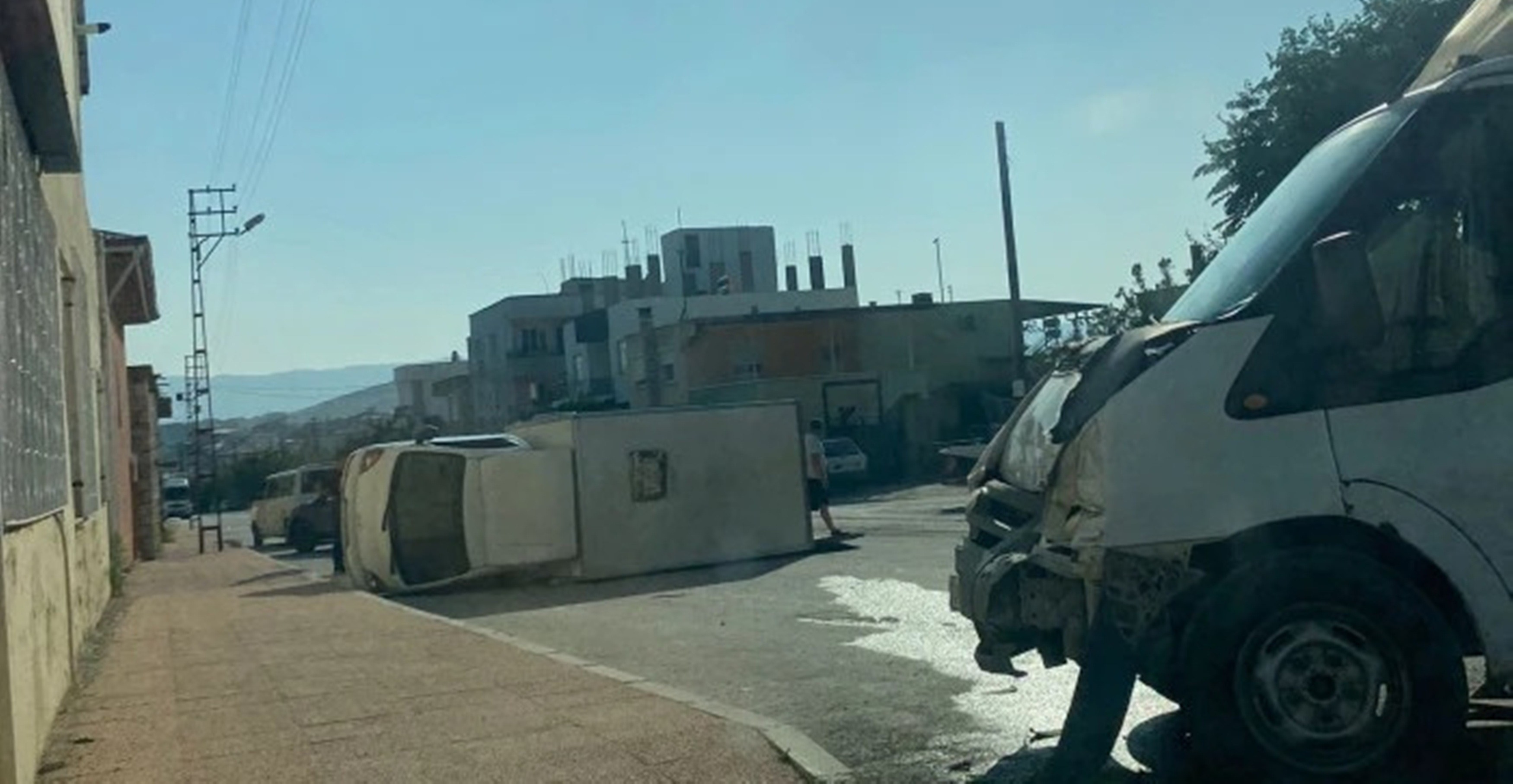 Kamyonetler çarpıştı, sürücülerden biri yaralandı