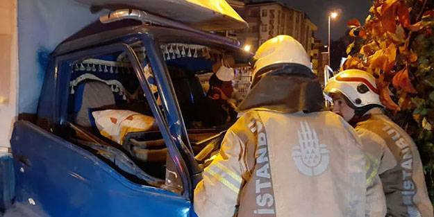 Kamyonette sıkışan sürücü kurtarıldı