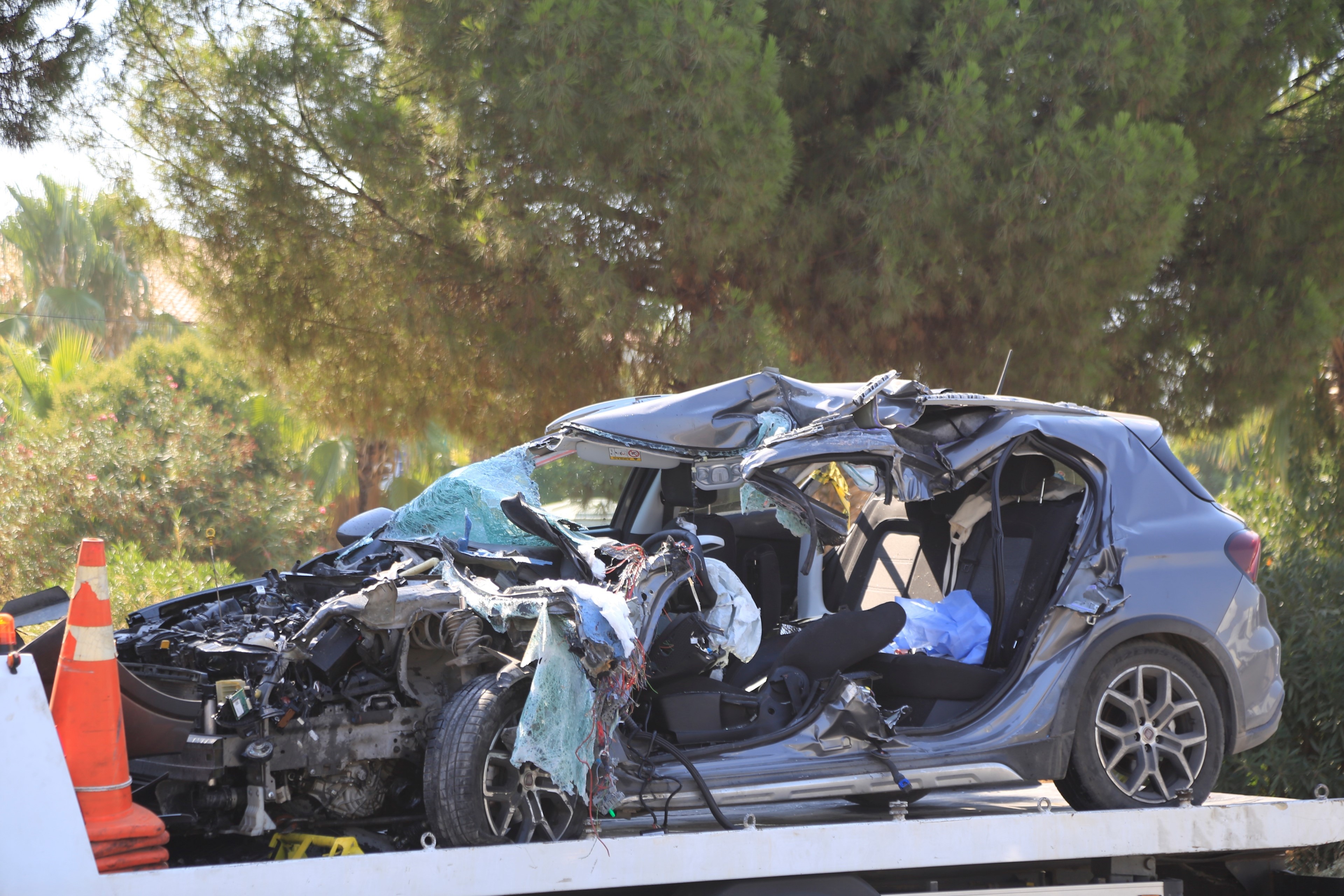 Kamyonetten düşen malzemeyi almak için geri giderken faciaya sebep oldu: 1 ölü, 1 yaralı